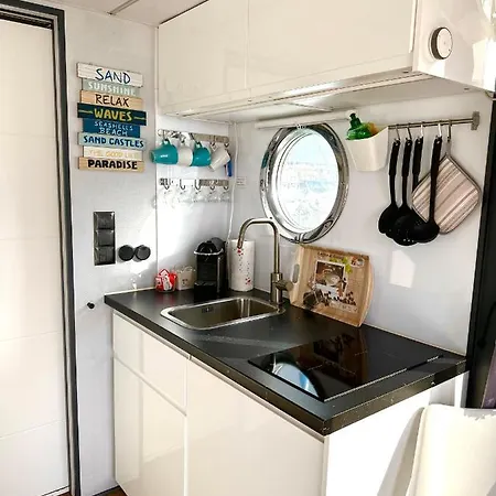 Houseboat Seabreeze 보트호텔 알게로