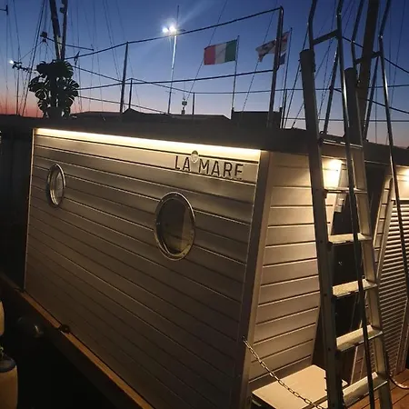 Botel Houseboat Seabreeze *