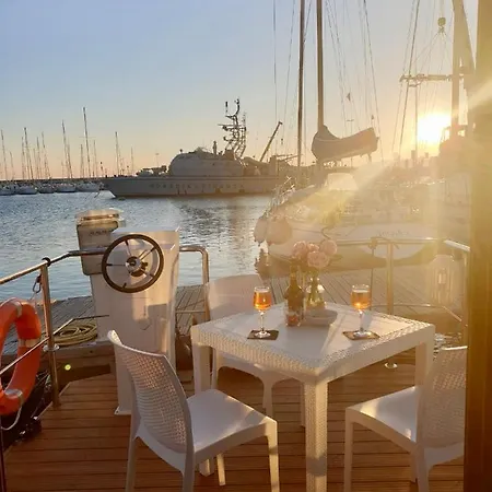 Botel Houseboat Seabreeze *