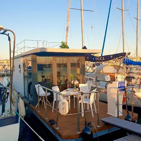 Botel Houseboat Seabreeze