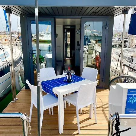 Houseboat Seabreeze Botel *