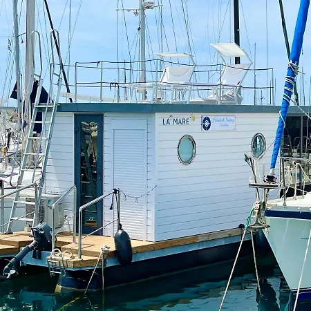 Botel Houseboat Seabreeze