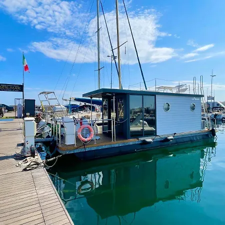 Houseboat Seabreeze Botel