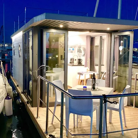 Botel Houseboat Seabreeze