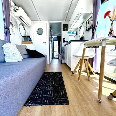 Botel Houseboat Seabreeze *