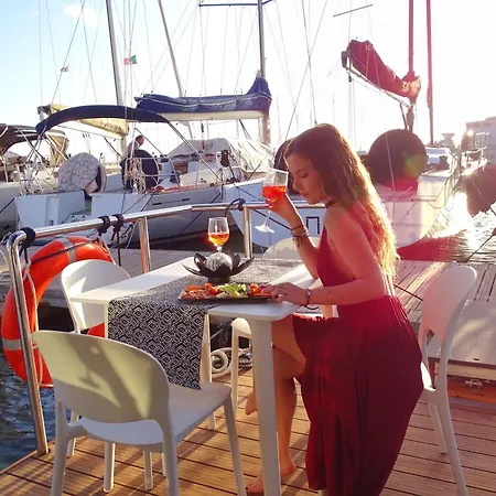 Botel Houseboat Seabreeze