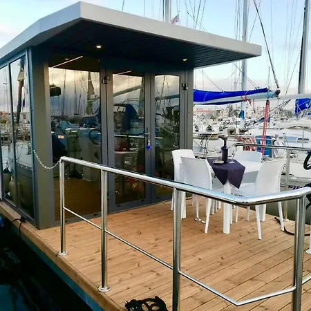 Houseboat Seabreeze Botel