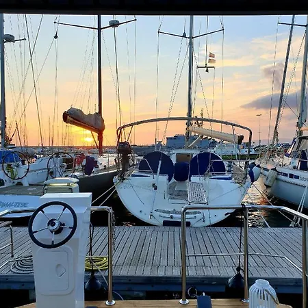 Houseboat Seabreeze بوتيل *