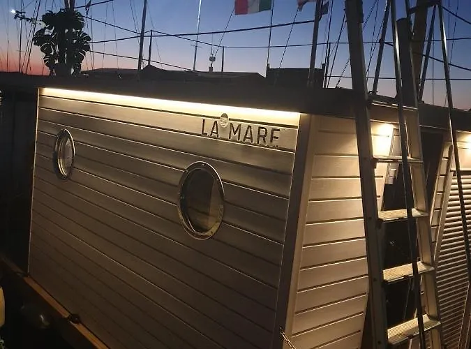 Botel Houseboat Seabreeze *