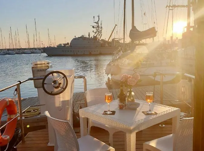 Botel Houseboat Seabreeze *