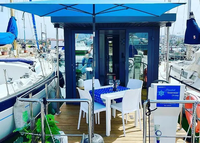 Botel Houseboat Seabreeze