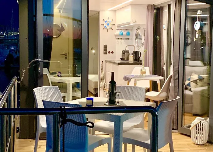 Botel Houseboat Seabreeze