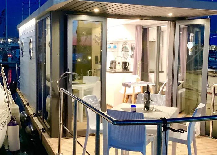 Botel Houseboat Seabreeze