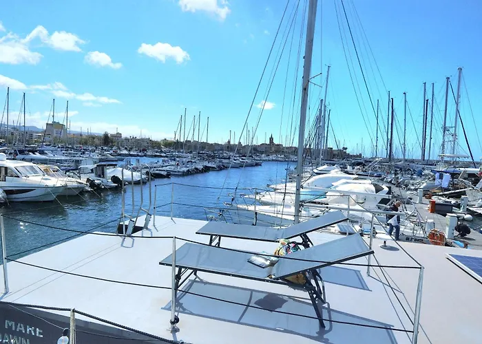 Botel Houseboat Seabreeze
