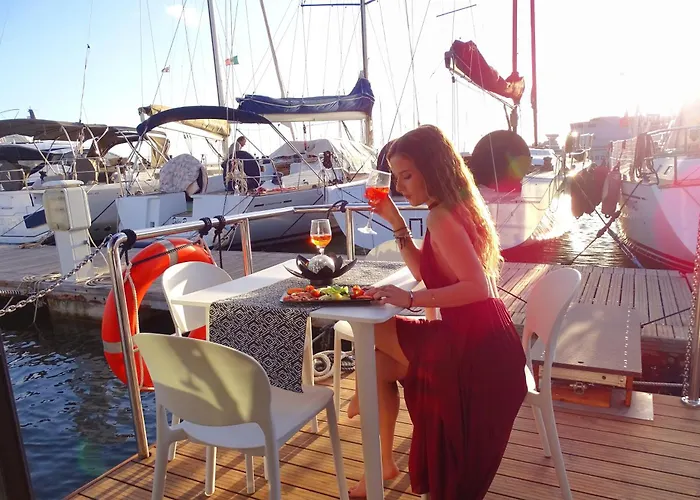 Botel Houseboat Seabreeze