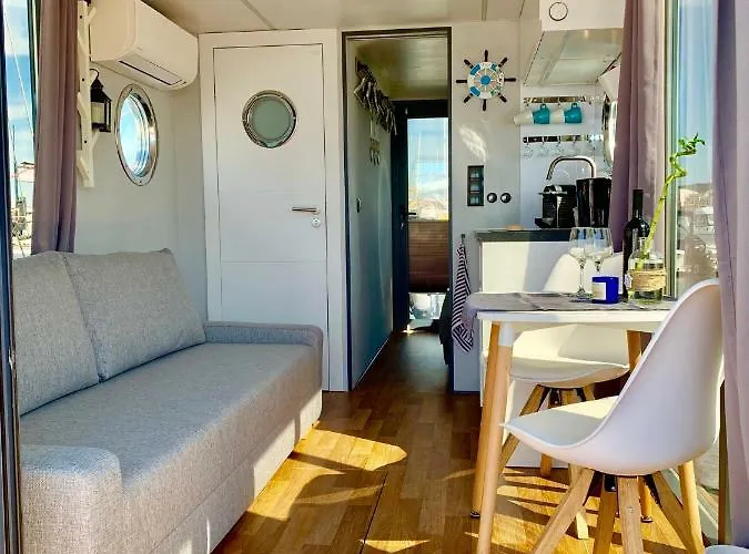 Botel Houseboat Seabreeze