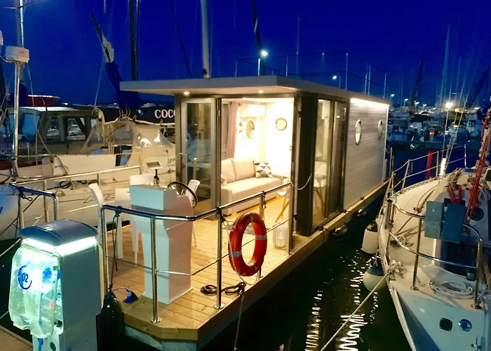 Botel Houseboat Seabreeze