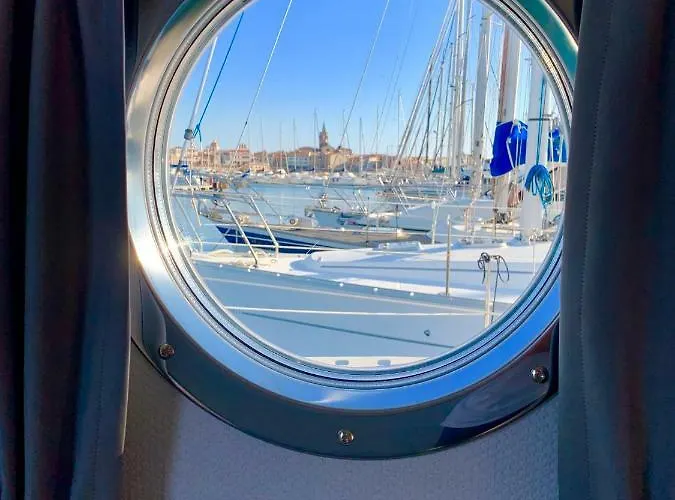 Botel Houseboat Seabreeze